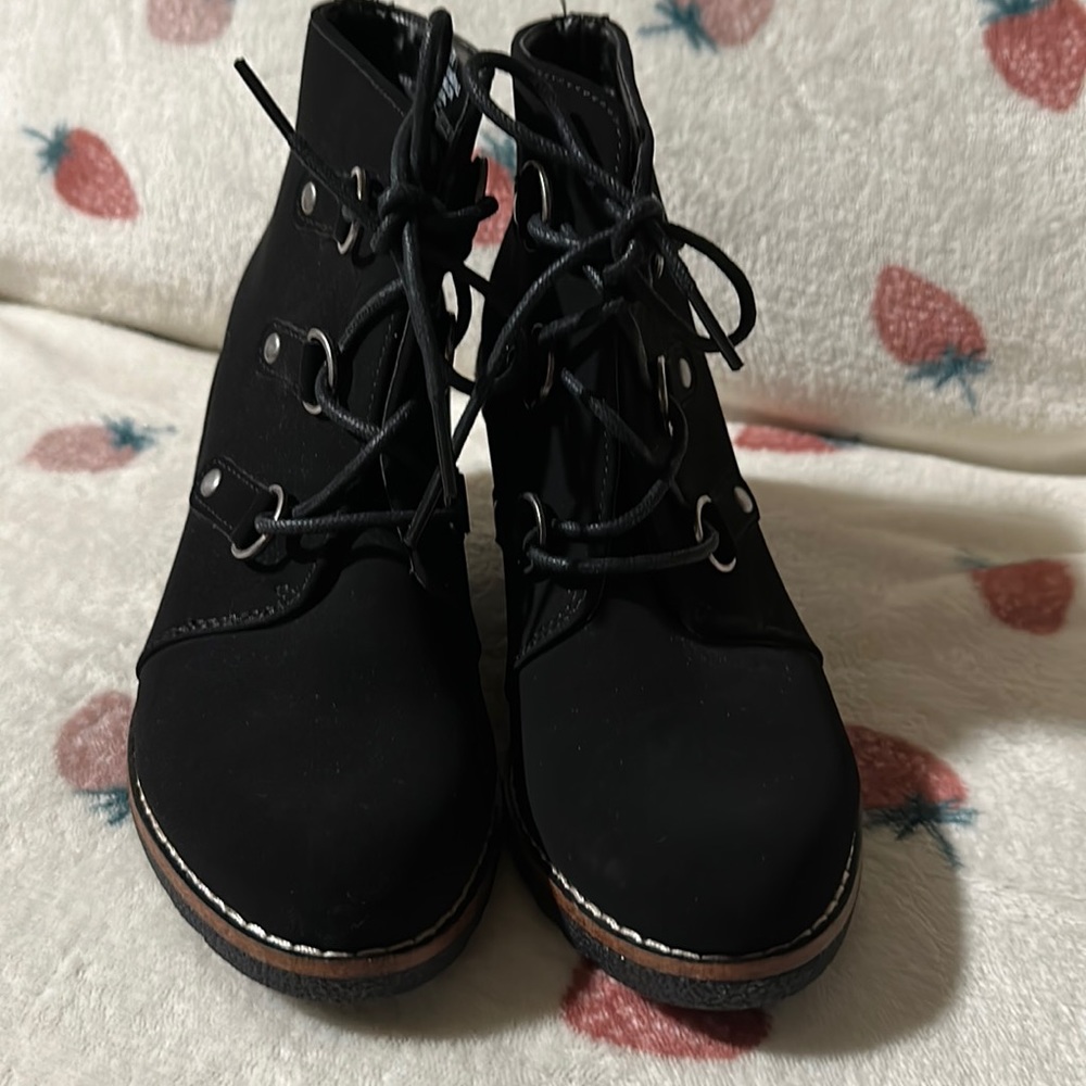 White mt. women’s bootie wedge ankle Size 7 Liliana lace up black.